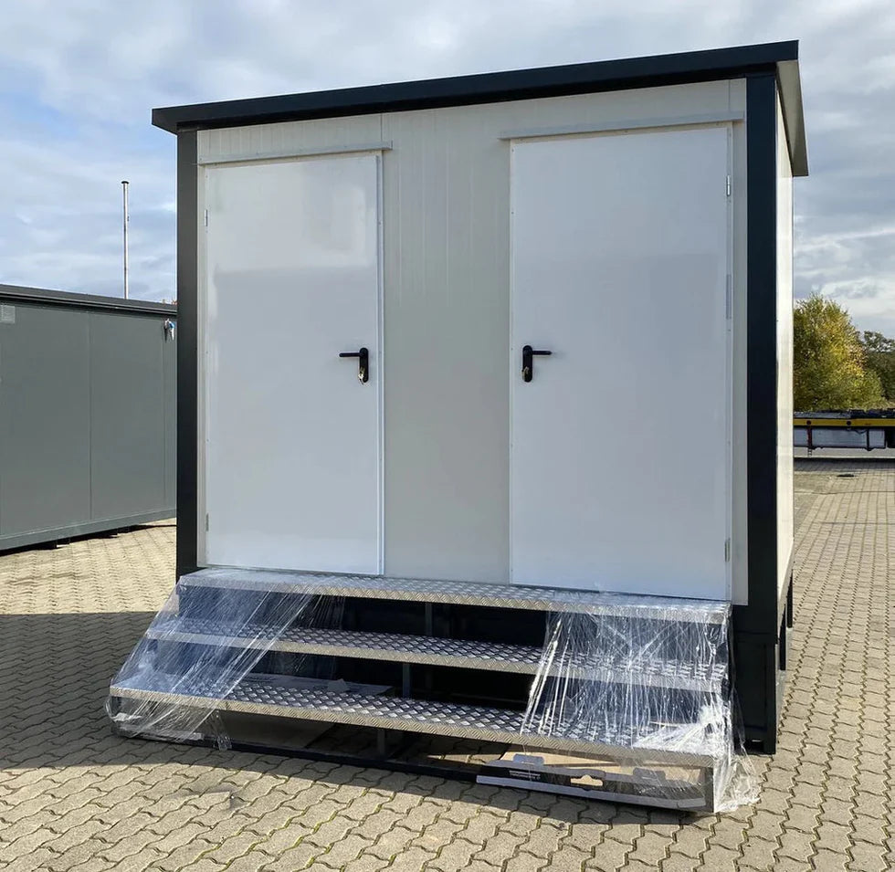 Doppelter Sanitärcontainer mit Abwassertank (weiß) – WC-Container mit integriertem Fäkalientank – Image 2